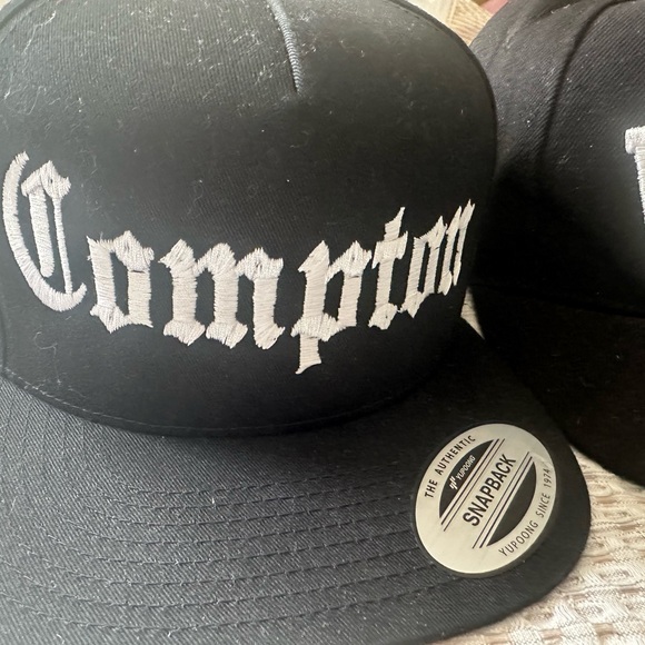 Compton and Vogue caps with adjustable backs - Picture 5 of 8